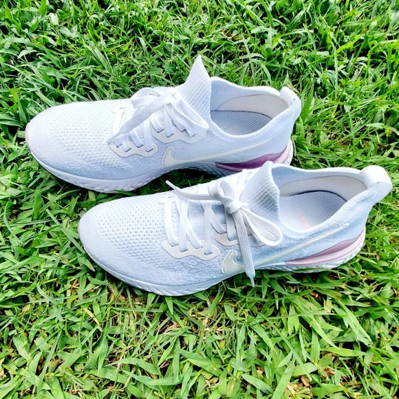 Nike Women's Epic React Flyknit 2 Sneakers Size 10½ - Picture 3 of 9